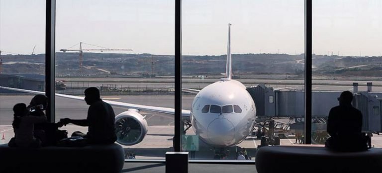 Almanya’da havalimanı karıştı! Yolcu polisi ısırdı