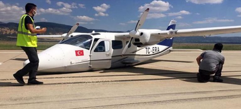 Isparta’da iniş takımları açılmayan uçak, gövdesinin üzerine indi