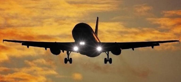 Hawaii adası açıklarında Boeing 737 kargo uçağı düştü