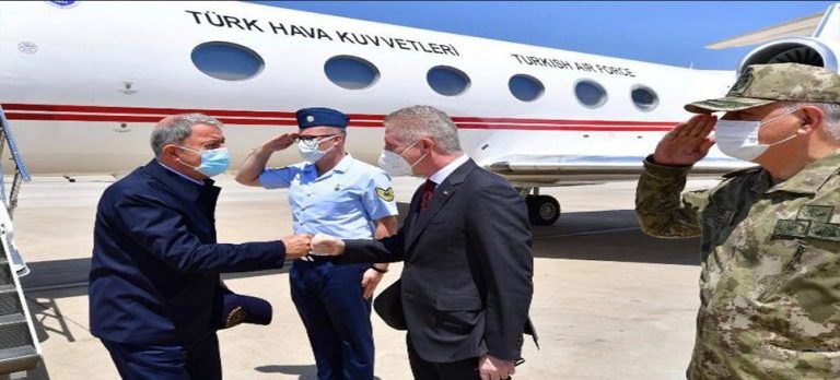 Bakan Akar’ın bindiği uçağın camı çatladı, acil iniş yapıldı