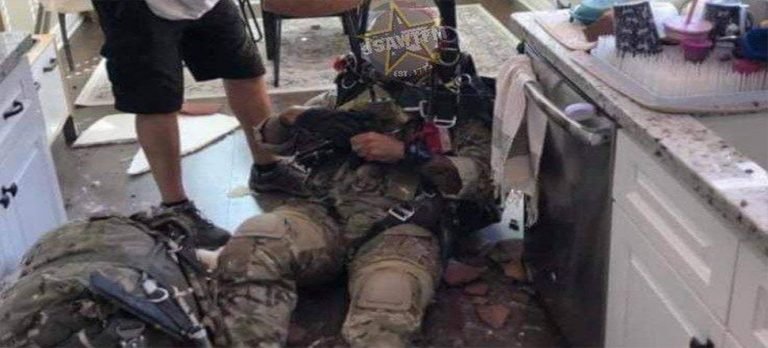 Paraşütü açılmayan asker bir evin mutfağına düştü