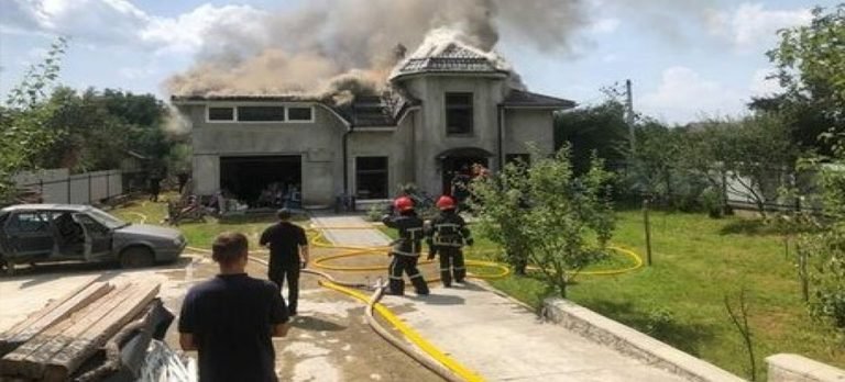 Ukrayna’da küçük uçak evin üstüne düştü: 4 ölü