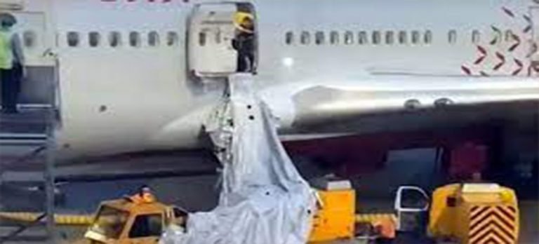 Nefessiz kalan yolcular uçağın acil çıkış kapısını açtı