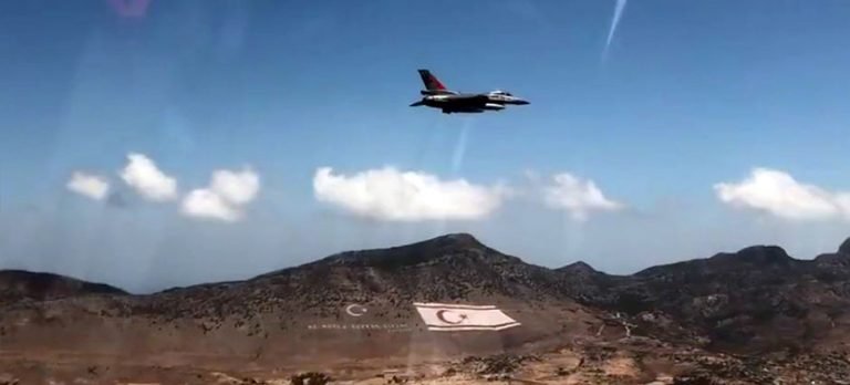 Türk Yıldızları’ndan KKTC semalarında uçuş