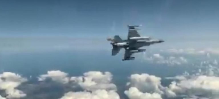 Türk F-16’sı Rus savaş uçağının önünü kesti