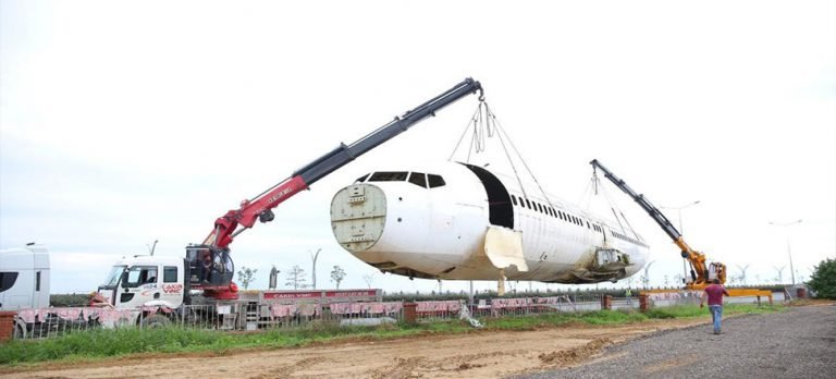 Pistten çıkan ve atıl kalan uçak, pide salonuna dönüştürülüyor