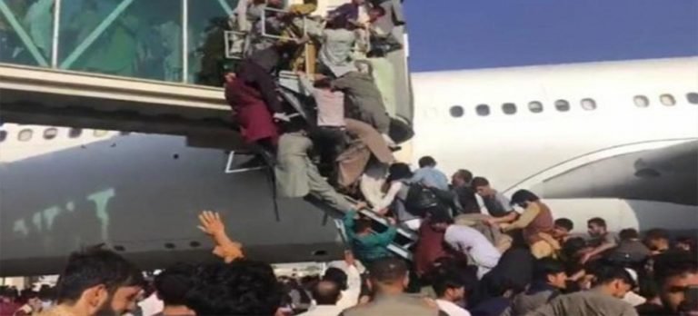 Kabil havaalanında 7 kişi ezilerek öldü