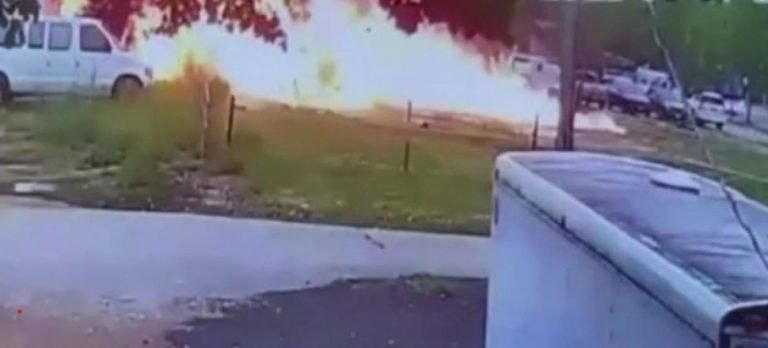 ABD’de evin yanına düşen uçak alev topuna döndü