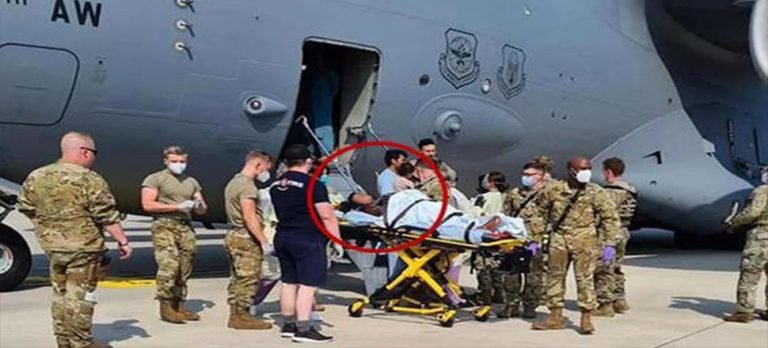 Afgan kadın tahliye uçağında doğum yaptı