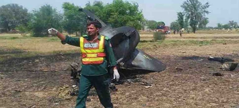 Pakistan Hava Kuvvetlerine ait uçak düştü
