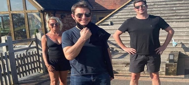 Arka bahçelerine inen helikopterden Tom Cruise indi