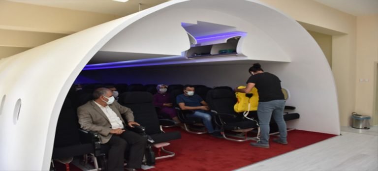 Kabin hizmetlerini “uçak sınıf”ta uygulamalı öğreniyorlar