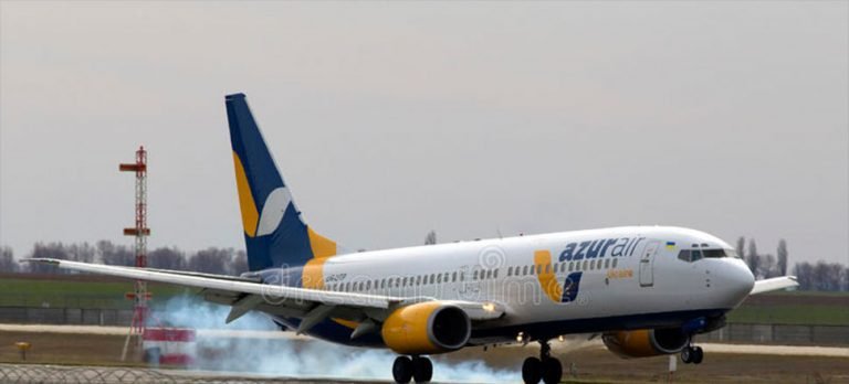 Yıldırım çarpan uçak metrelerce düştü