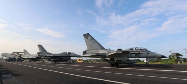 Tayvan savaş uçakları otoyola iniş yaptı