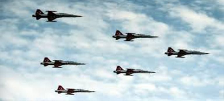 TEKNOFEST’te Türk Yıldızları’nın nefes kesen uçuş gösterisi