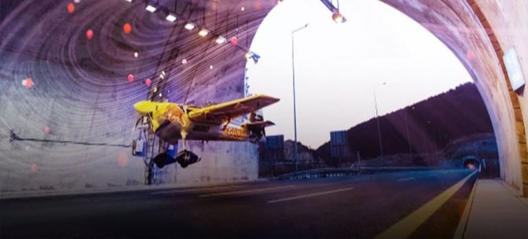 Tünellerin içinden uçakla geçti rekor kırdı