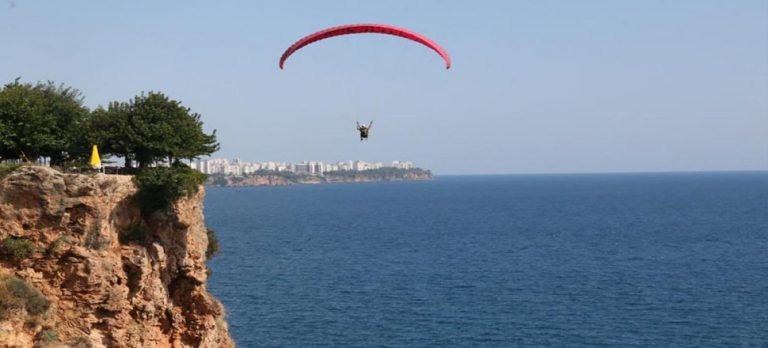 Antalya’da yasağa rağmen yamaç paraşütü yaptılar