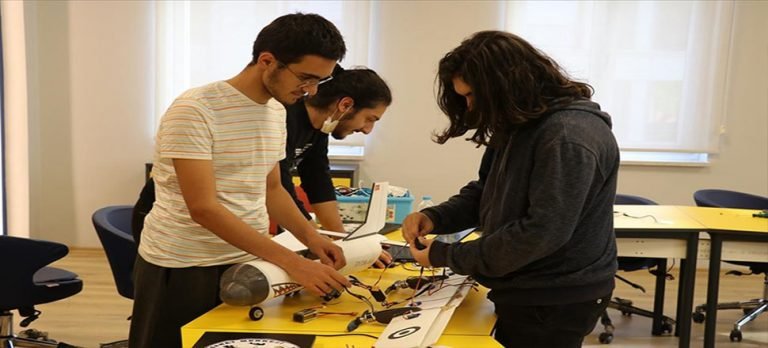 Afetler için yapay zekayla donattıkları model uçak geliştirdiler