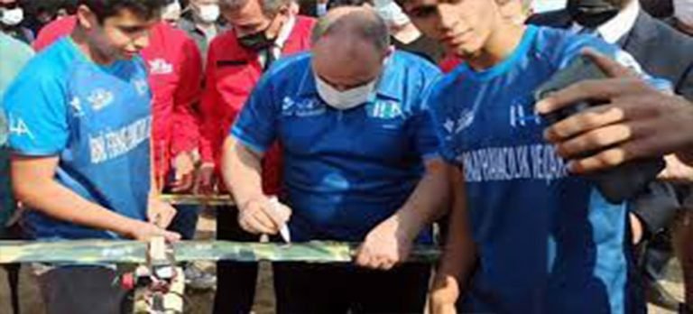 Bakan Varank liseli gençlerin İHA yarışlarını izledi