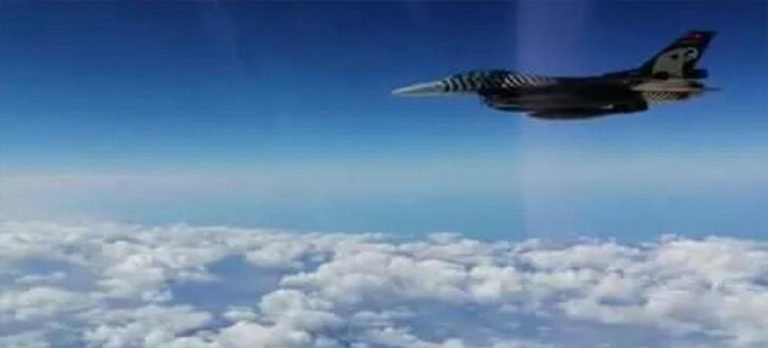 SOLOTÜRK, Etna Yanardağı üzerinde uçtu