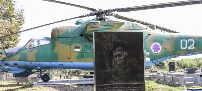 Gürcistan’da pilotun mezarında 28 yıldır duran savaş helikopteri