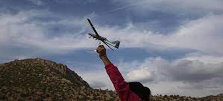 Baykar ilk deneme uçuşlarının yapıldığı köyün sakinlerine İHA maketi hediye etti