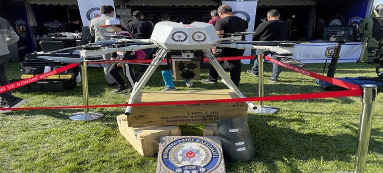 Dünyanın ilk lazer silahlı dronu ‘Eren’ festivalde ilgi gördü
