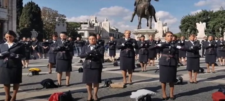 Alitalia uçuş görevlileri havayolu şirketini soyunarak protesto etti