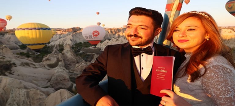 Sıcak hava balonunda dünya evine girdiler