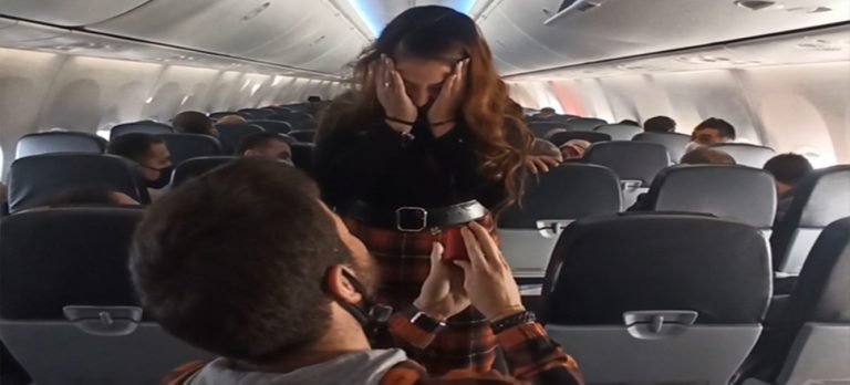 11 bin metre yüksekte 190 yolcunun önünde evlilik teklifi