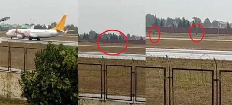 Adana Havalimanı’nda bir grup, piste inen uçağın önüne çıktı