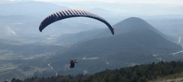 Paraşütçü havalandıktan kısa süre sonra dağlık alana düştü