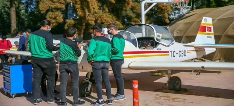 Bahçesinde 4 uçak bulunan lisede geleceğin teknisyenleri yetişiyor