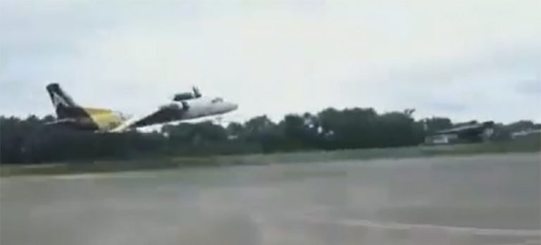 Uçak inmek isterken kanadını piste sürttü!