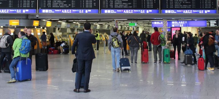 Frankfurt Havalimanı’nda Omikron problemi