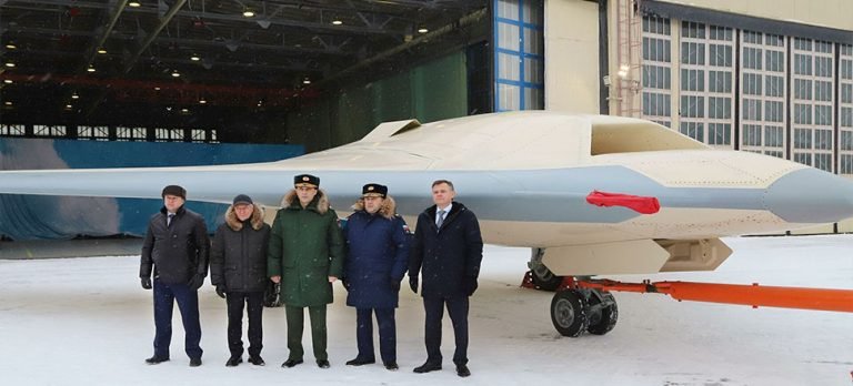 Rus İHA’sı Ohotnik, ilk kez hangardan çıkarıldı