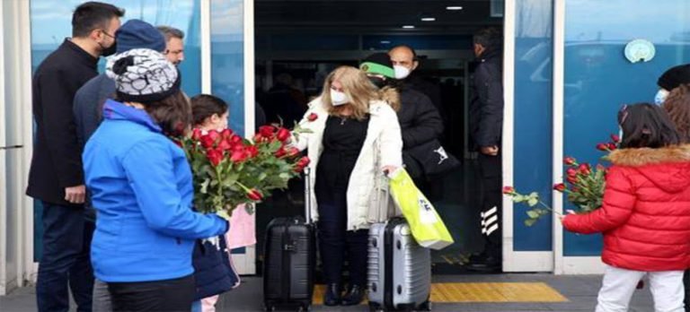 Sezonun ilk charter uçağı 165 turist getirdi