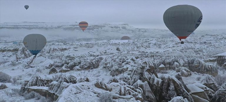 Sıcak hava balonları beyaza bürünen peribacaları üzerinde süzüldü