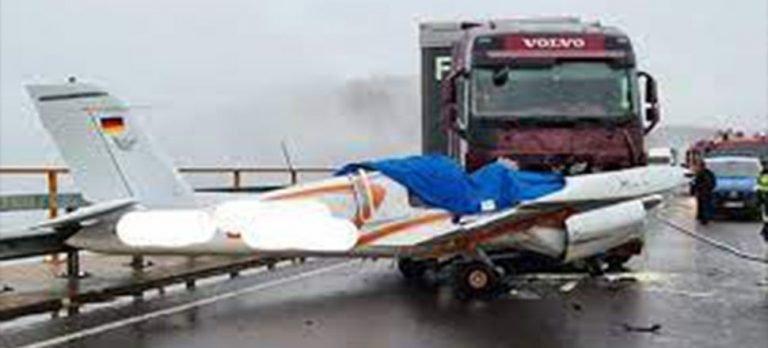 Otobanda TIR ile uçak çarpıştı