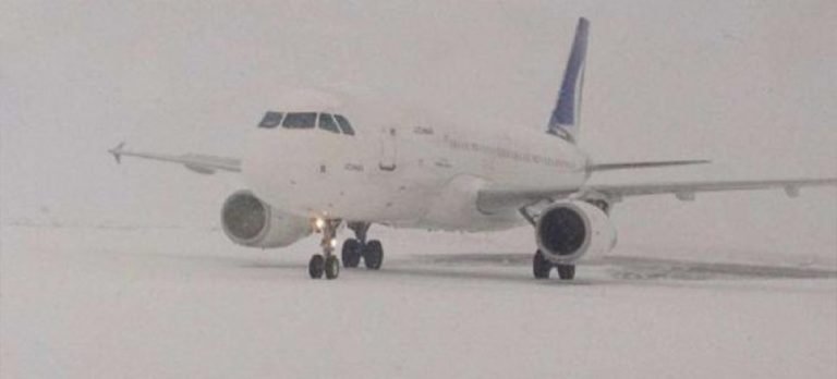 Şiddetli kar nedeniyle 100’den fazla uçuş iptal edildi