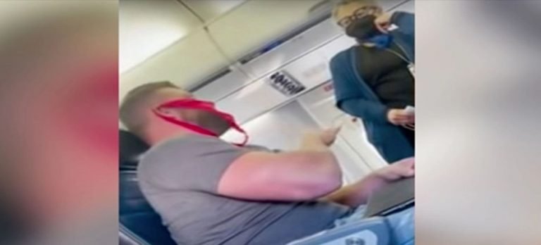 Uçak’ta maske yerine kadın iç çamaşırı taktı