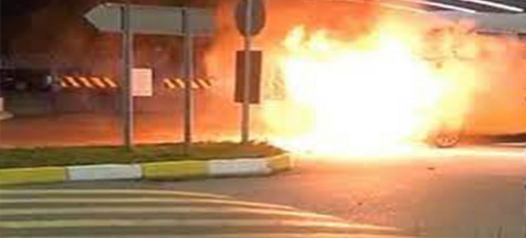 Trabzon Havalimanı’nda taksi alev alev yandı