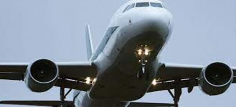 Uçağın iniş takımlarında 3 saat boyunca yolculuk etti