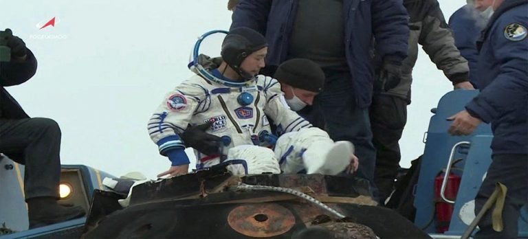 Japon milyarder uzay yolculuğunu tamamladı