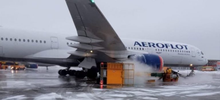 Rusya’da yolcu uçağı pistteki kamyona çarptı