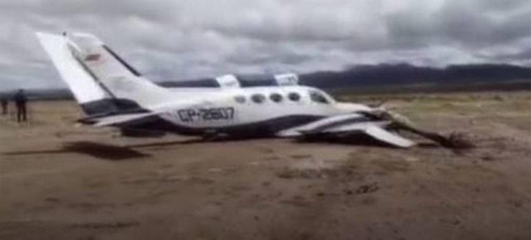 Bolivya’da arıza yapan uçak boş araziye acil iniş yaptı: 4 yaralı