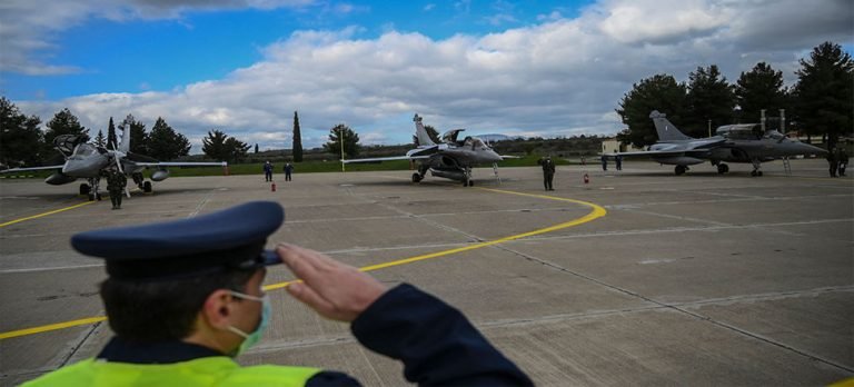 Fransız Rafale uçakları Yunanistan’a ulaştı