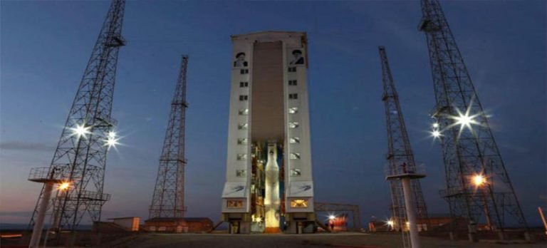 İran ilk katı yakıtlı uzay roketini test etti