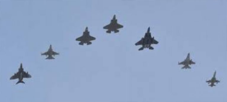 J-20 ve J-16 savaş uçakları peş peşe havalandı