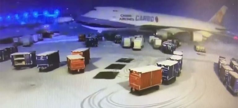 Kar fırtınasında kayan uçak bagaj arabalarına çarptı